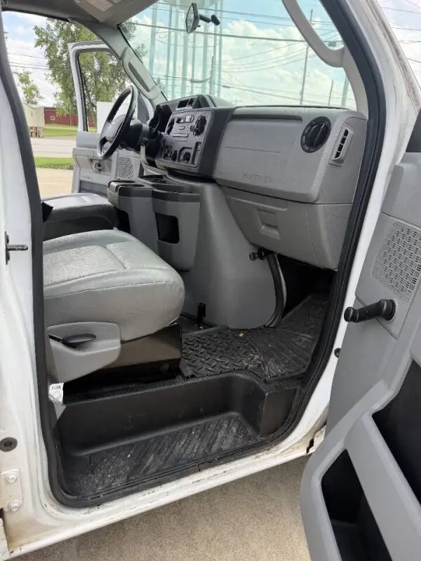 2013 Ford E-Series Series photo 4