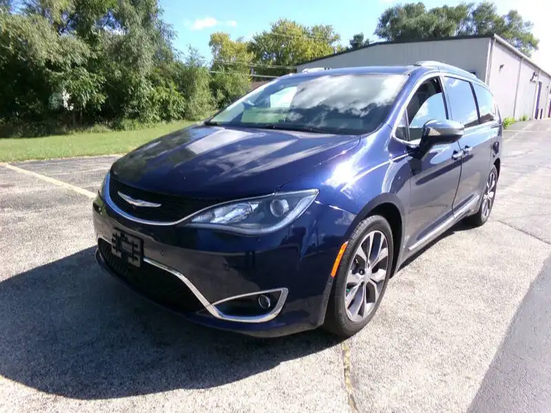 2017 Chrysler Pacifica Limited's photo