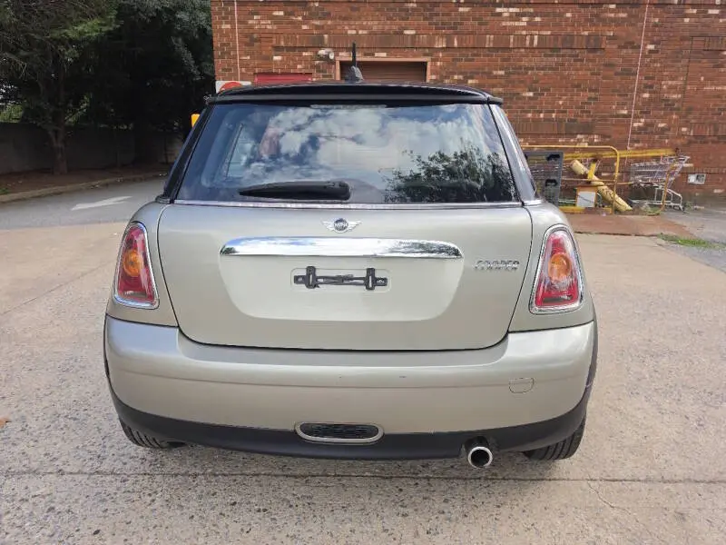 2010 MINI Cooper Base photo 3