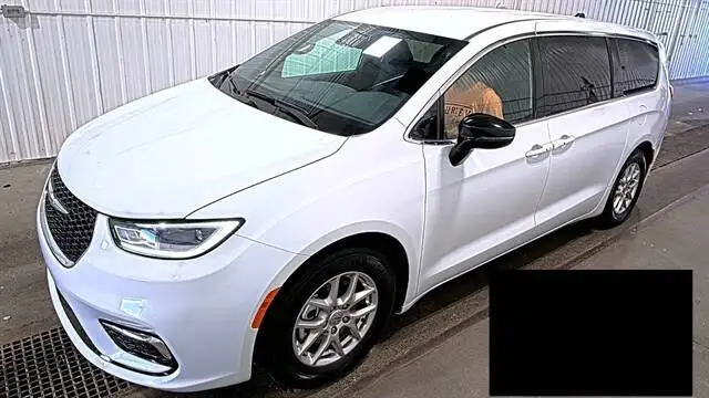 2025 Chrysler Pacifica Select's photo