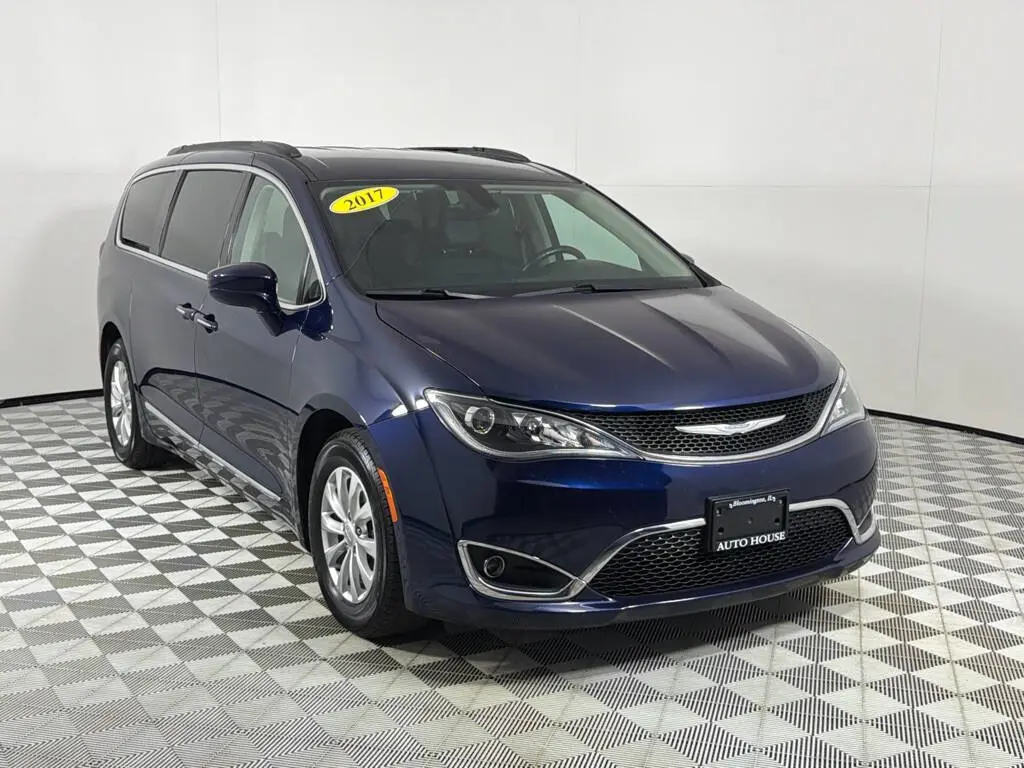 2017 Chrysler Pacifica Touring-L photo 3