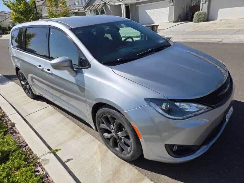 2019 Chrysler Pacifica Touring Plus photo 3