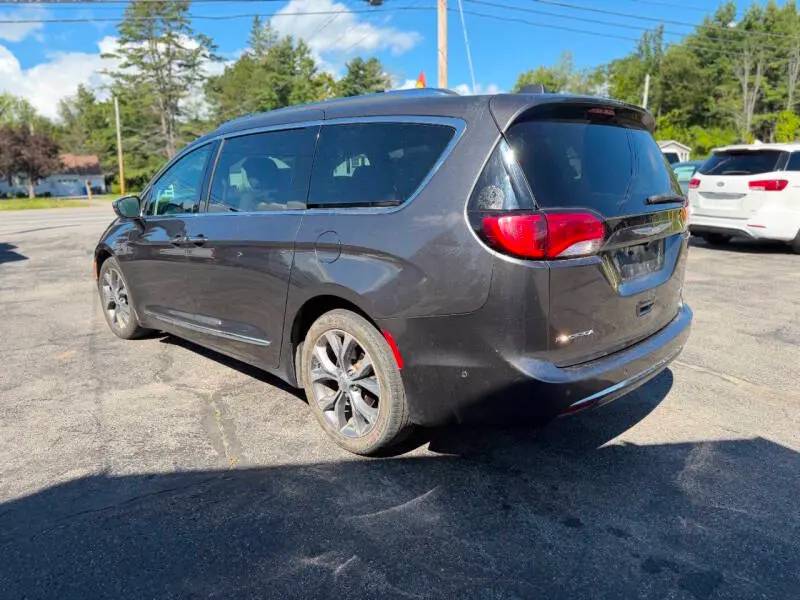 2017 Chrysler Pacifica Limited photo 3