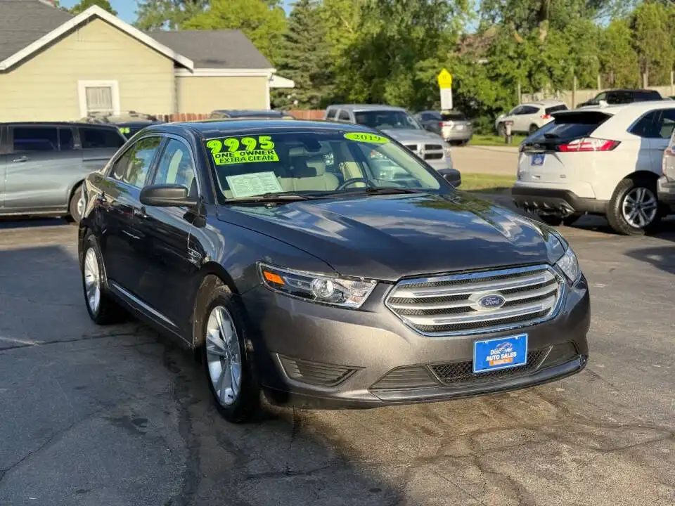 2019 Ford Taurus SE FWD's photo