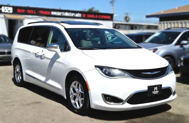 2019 Chrysler Pacifica Limited's photo