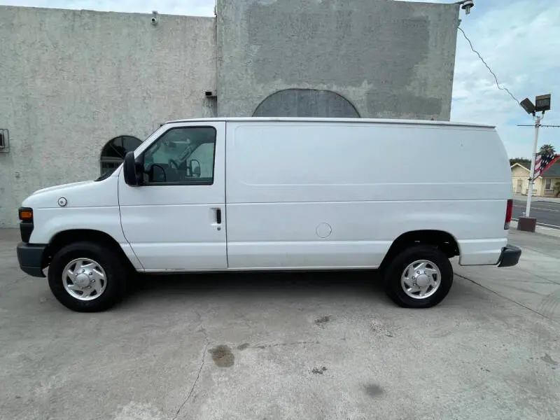 2010 Ford E-Series E-250 Van photo 3