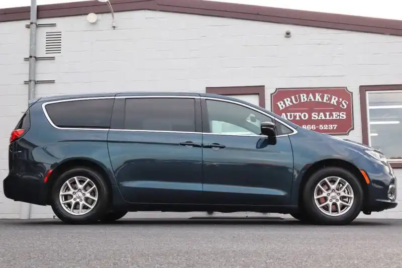 2025 Chrysler Pacifica Select's photo