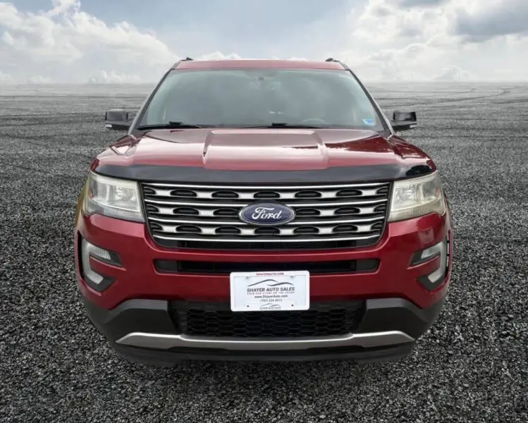 2017 Ford Explorer XLT FWD photo 4