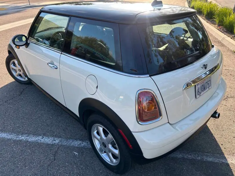 2010 MINI Cooper Base photo 4