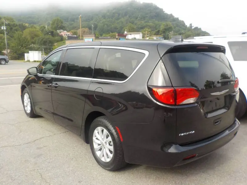 2017 Chrysler Pacifica Touring photo 3