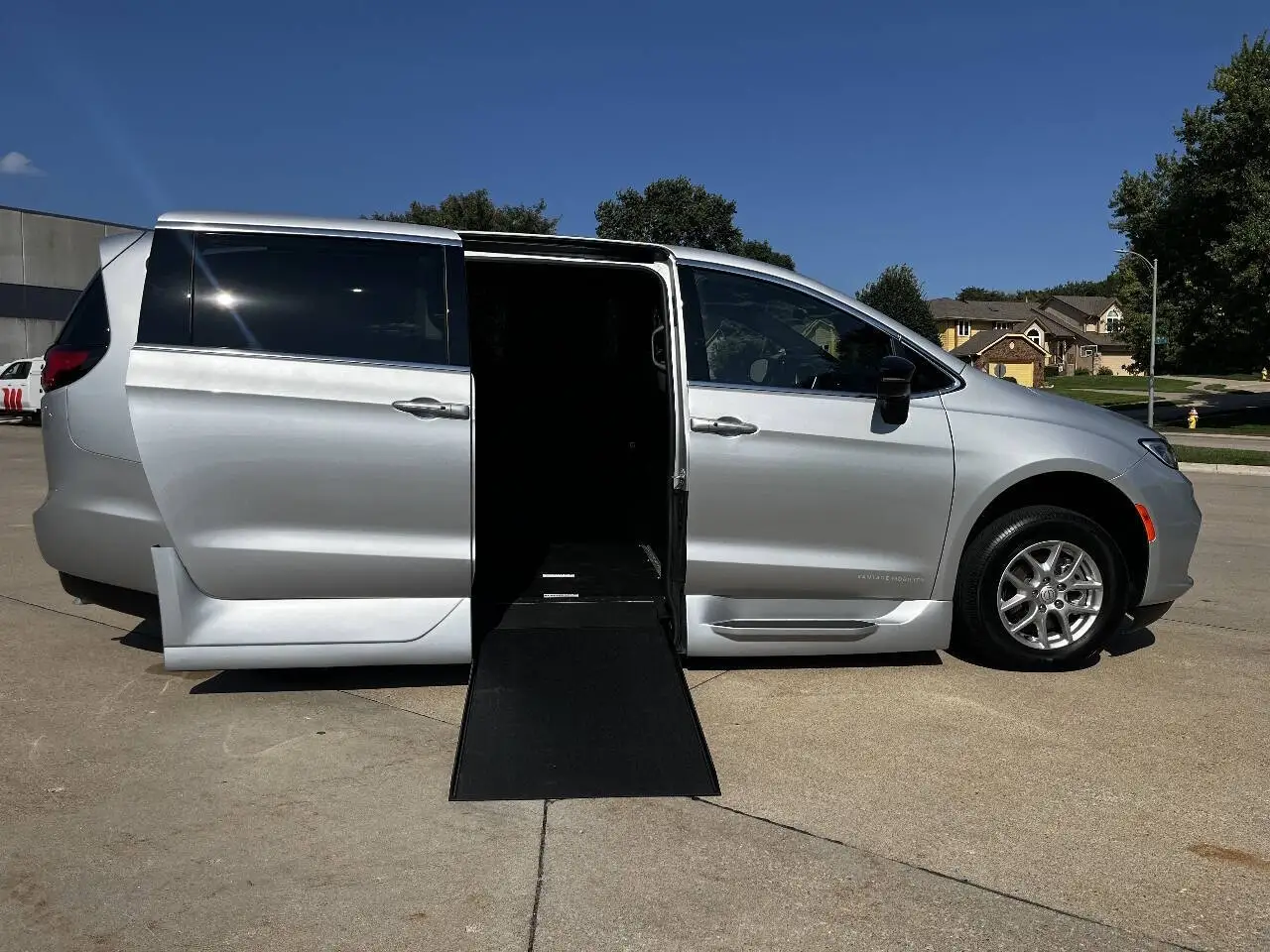 2026 Chrysler Pacifica Select photo 1