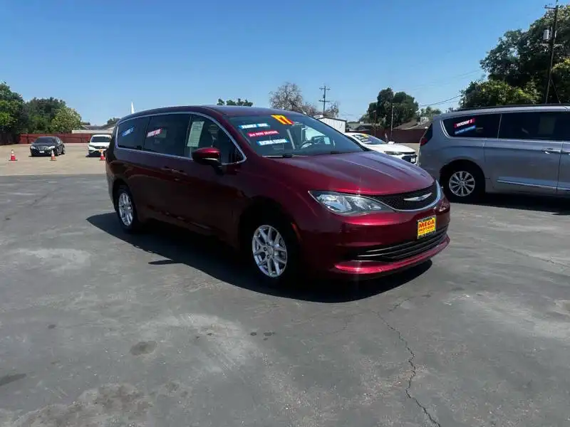 2017 Chrysler Pacifica LX's photo