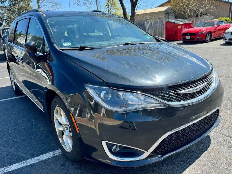 2017 Chrysler Pacifica Touring-L photo 4