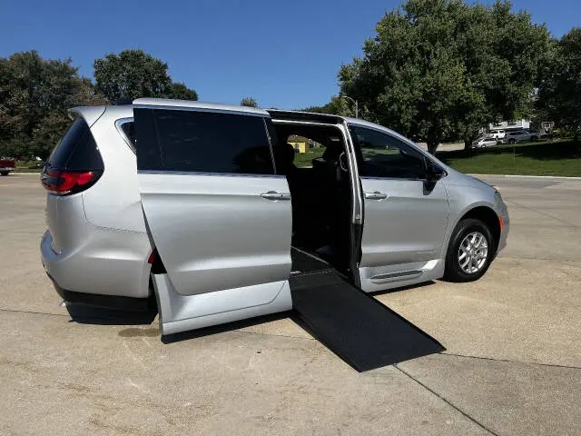 2026 Chrysler Pacifica Select photo 3