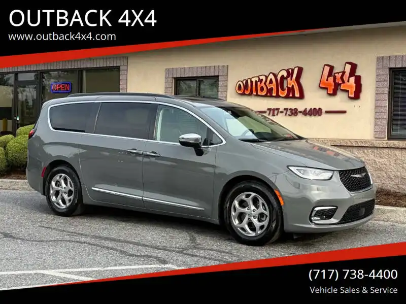 2023 Chrysler Pacifica Limited's photo