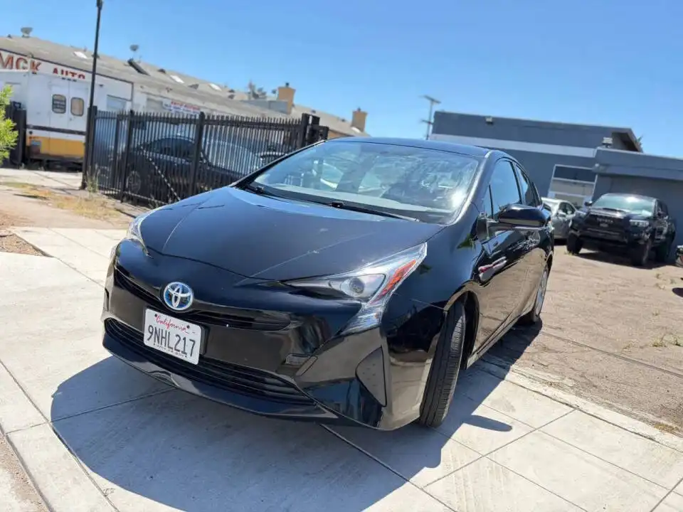 2016 Toyota Prius Two's photo