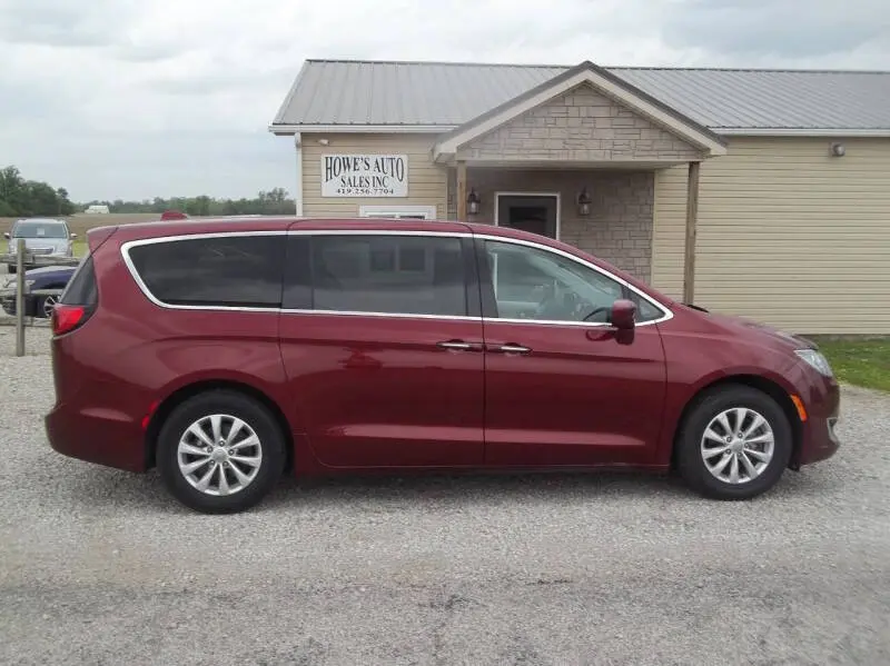 2018 Chrysler Pacifica Touring Plus photo 3