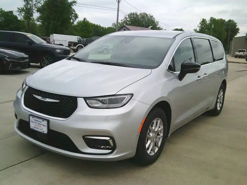 2026 Chrysler Pacifica Select's photo