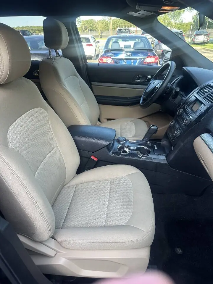 2017 Ford Explorer Base 4WD photo 3