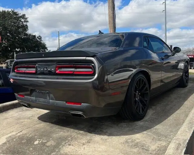2016 Dodge Challenger SXT Plus photo 4