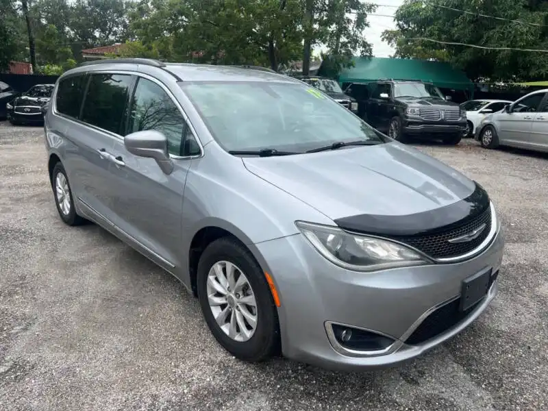 2017 Chrysler Pacifica Touring-L's photo
