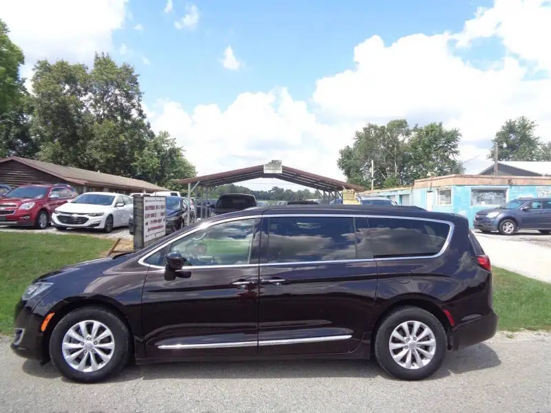 2017 Chrysler Pacifica Touring L photo 1