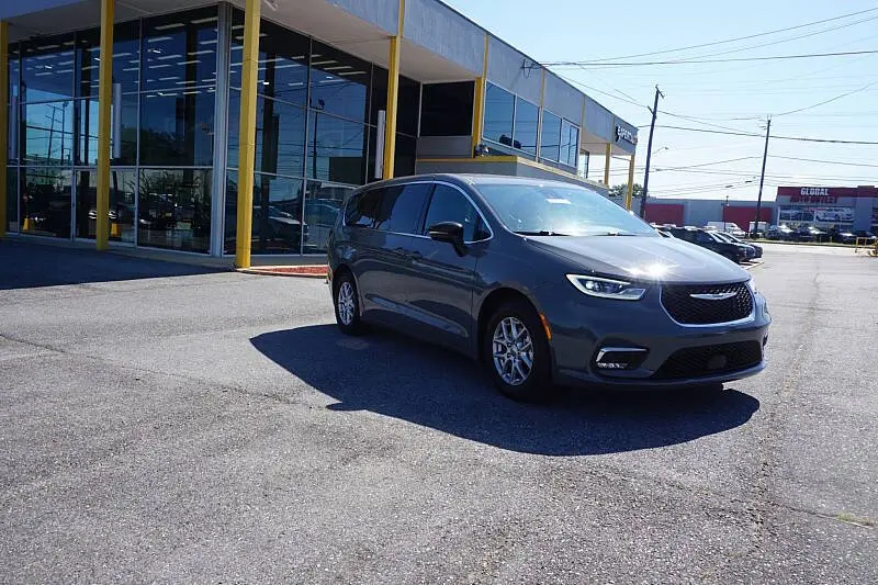 2025 Chrysler Pacifica Select photo 3
