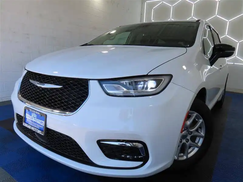 2024 Chrysler Pacifica Touring L's photo