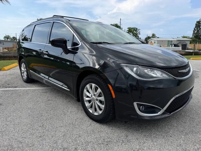 2017 Chrysler Pacifica Touring-L photo 3