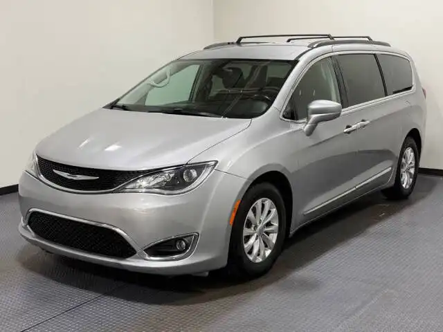 2017 Chrysler Pacifica Touring-L's photo