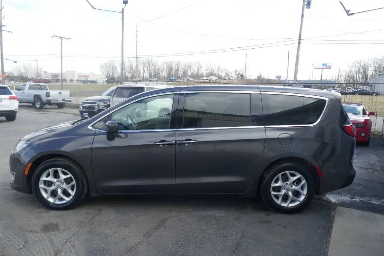 2018 Chrysler Pacifica Touring Plus photo 4