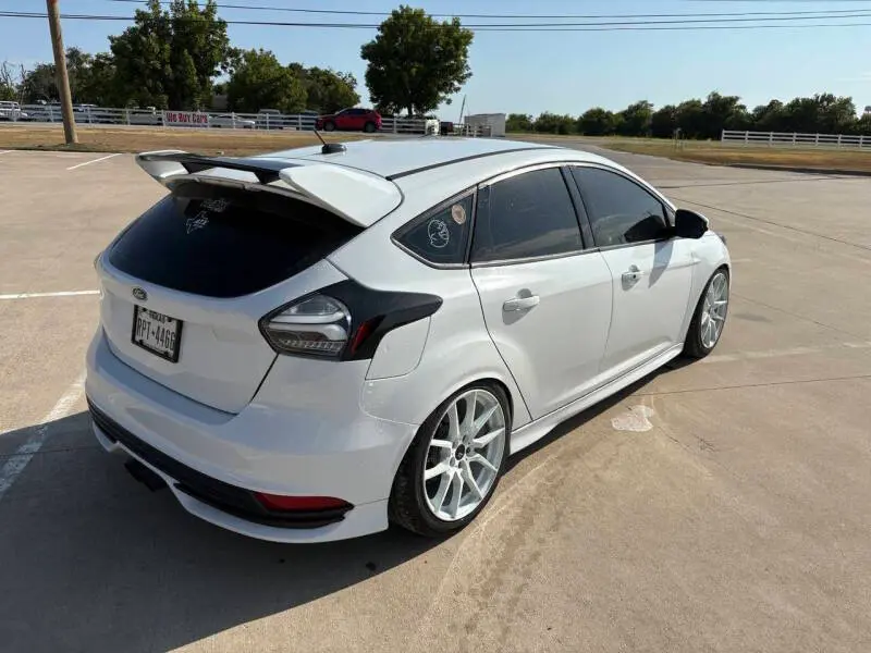 2017 Ford Focus ST Hatchback 5-Door photo 5