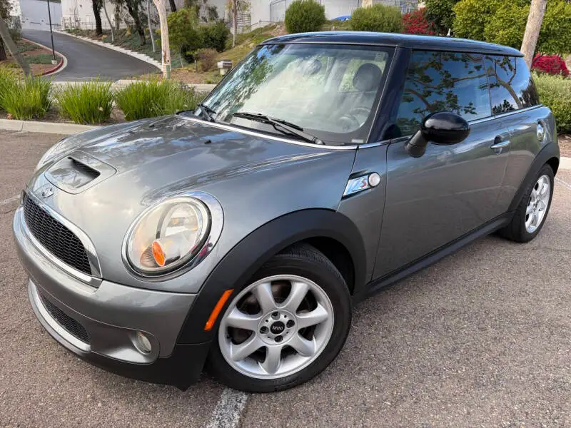 2010 MINI Cooper S photo 1