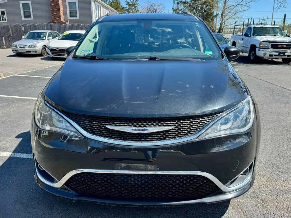 2017 Chrysler Pacifica Touring-L photo 3