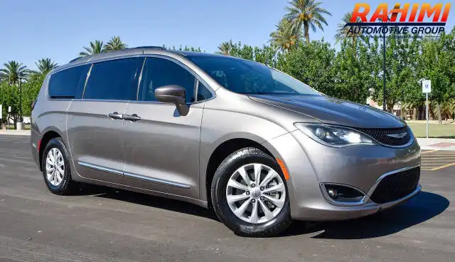 2017 Chrysler Pacifica Touring-L's photo