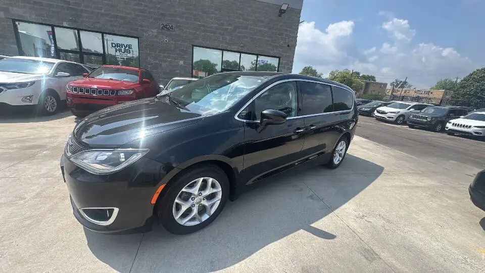 2018 Chrysler Pacifica Touring Plus photo 3