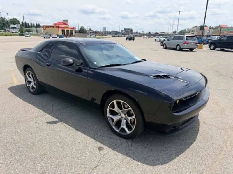 2016 Dodge Challenger SXT Plus photo 4