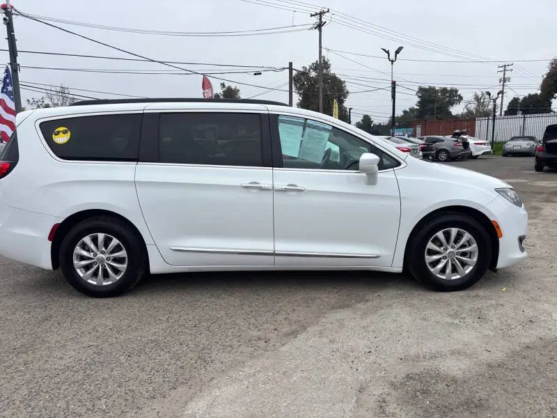 2017 Chrysler Pacifica Touring-L photo 5