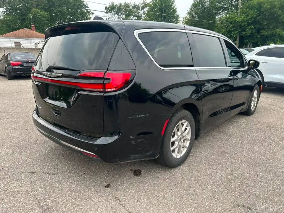 2025 Chrysler Pacifica Select photo 5