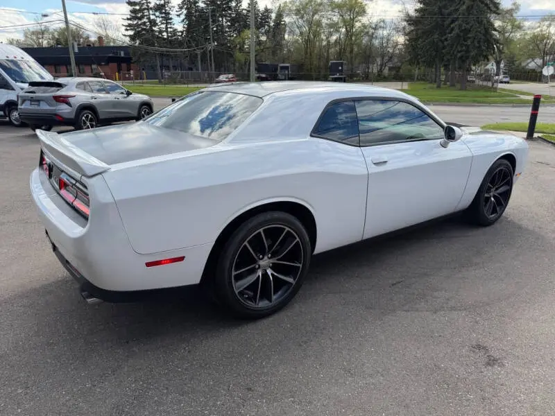 2017 Dodge Challenger SXT photo 4