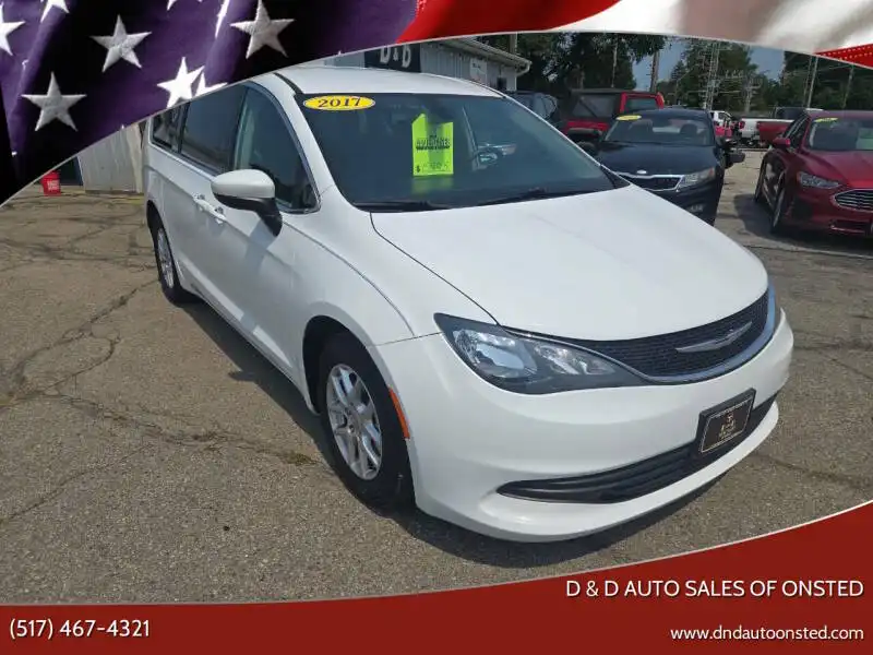 2017 Chrysler Pacifica LX's photo