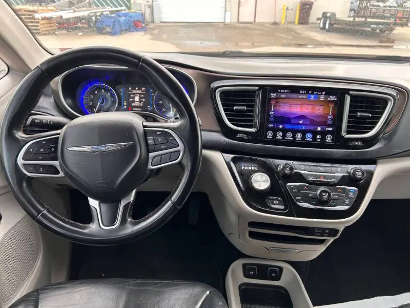2017 Chrysler Pacifica Touring-L photo 5