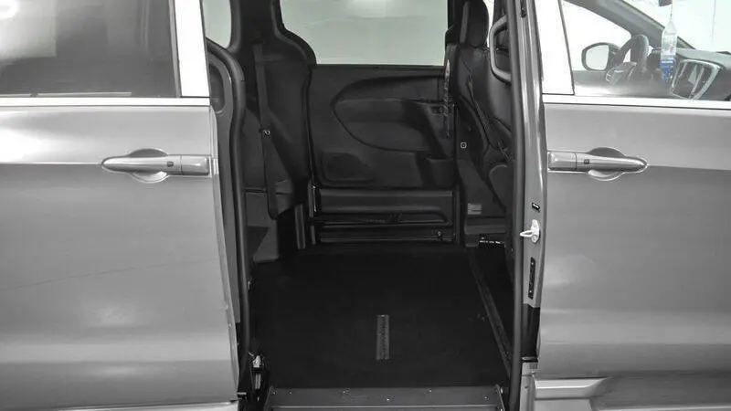2025 Chrysler Pacifica Select photo 4