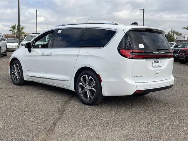 2026 Chrysler Pacifica Pinnacle photo 4