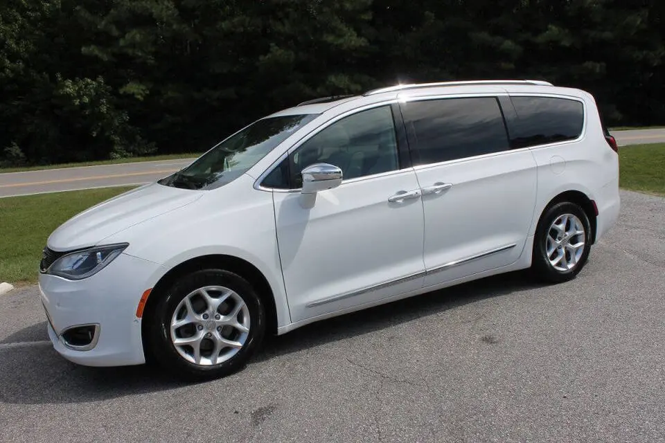 2020 Chrysler Pacifica Limited photo 3
