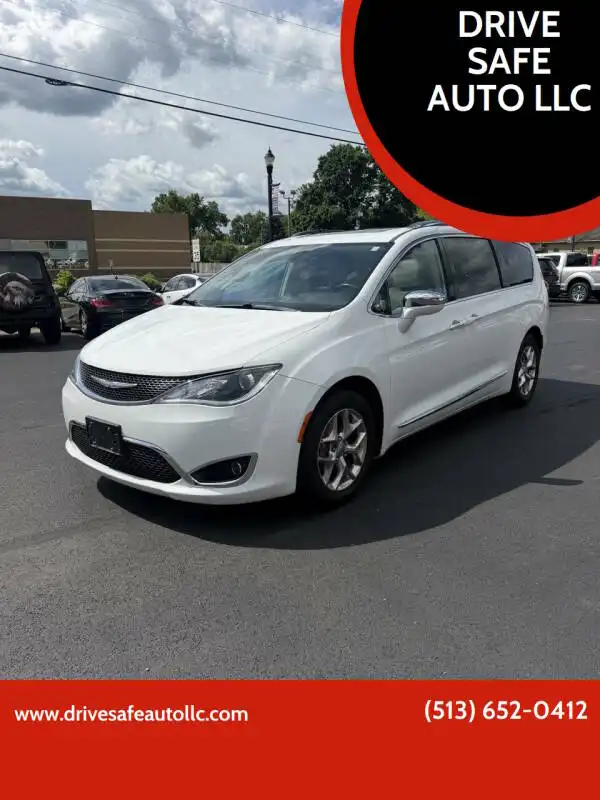2017 Chrysler Pacifica Limited's photo