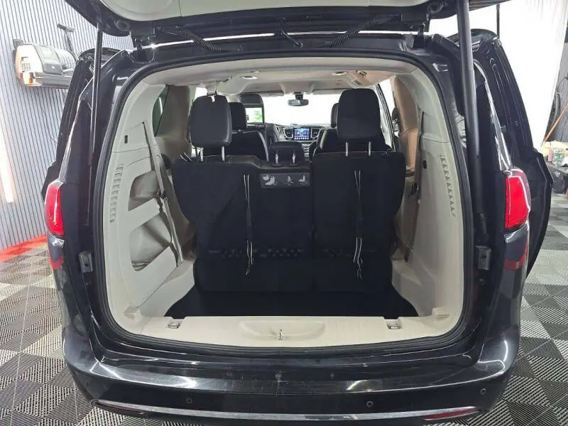 2018 Chrysler Pacifica Touring L Plus photo 5