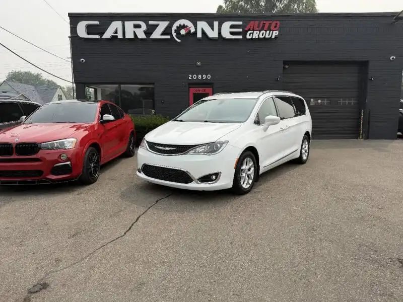 2017 Chrysler Pacifica Touring-L's photo