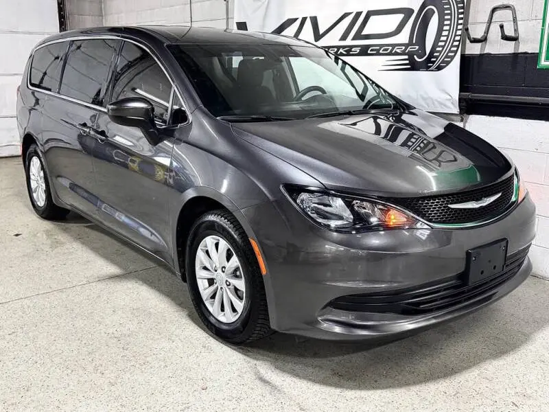 2017 Chrysler Pacifica Touring photo 4