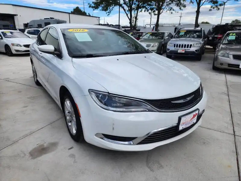 2016 Chrysler 200 Limited's photo